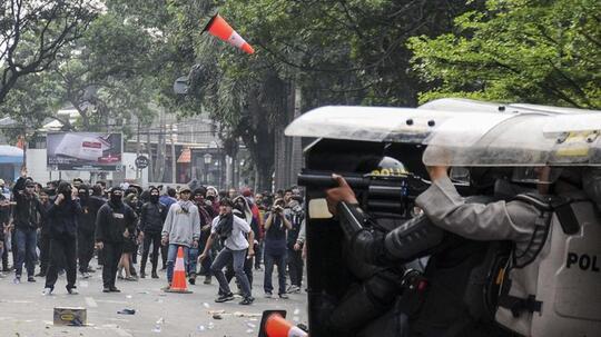 FOTO: Bentrokan saat Demo Mahasiswa di Seluruh Indonesia