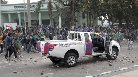 FOTO: Bentrokan saat Demo Mahasiswa di Seluruh Indonesia