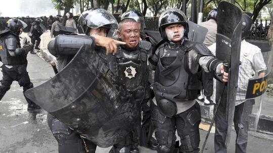 FOTO: Bentrokan saat Demo Mahasiswa di Seluruh Indonesia