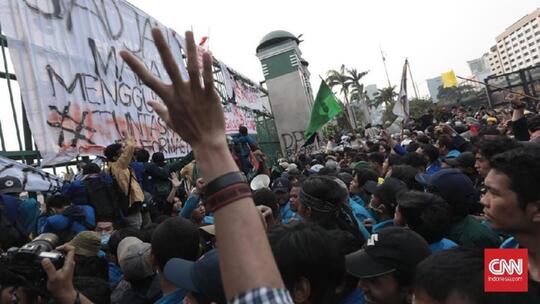 FOTO: Bentrokan saat Demo Mahasiswa di Seluruh Indonesia