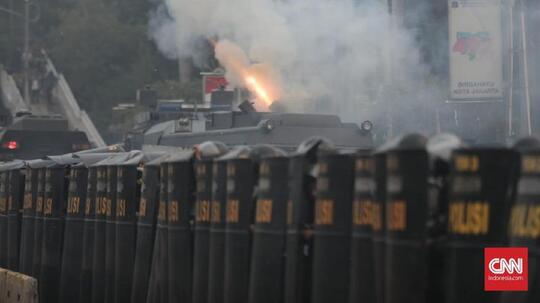 FOTO: Bentrokan saat Demo Mahasiswa di Seluruh Indonesia