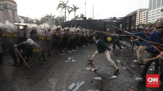 FOTO: Bentrokan saat Demo Mahasiswa di Seluruh Indonesia