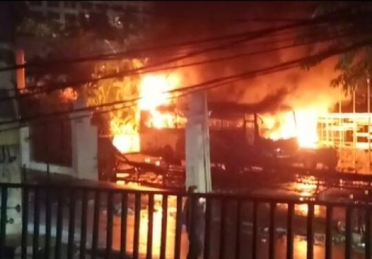 Bus dan Jeep TNI Dibakar, Saksi Mata Sebut Pelaku Bukan Mahasiswa