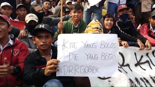 Poster Massa Pelajar Demo DPR: Kite yang Bolos, Die yang Bego
