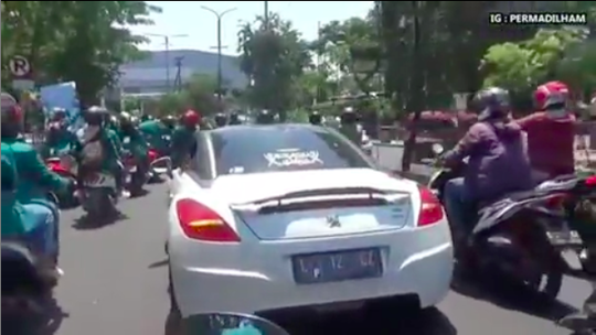 Mahasiswa Surabaya Aksi Gunakan Mobil Miliaran