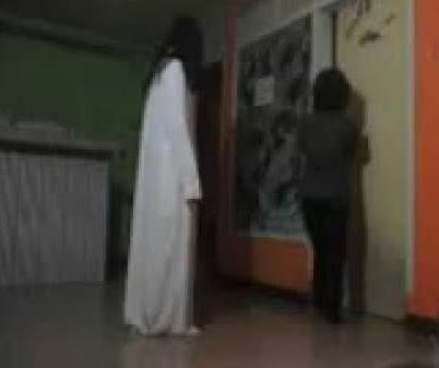KOCAK! Tahan Nafsu Hingga Ngga Usah Seksi, Inilah Kiat Bertahan Hidup di Film Horor
