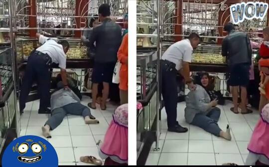 Kecopetan, Emak-emak Ini Nangis Histeris Hingga Guling-guling di Lantai