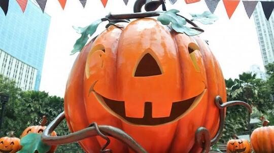 Hubungan Kostum Seram, Labu, dan Permen Pada Tiap Malam Halloween