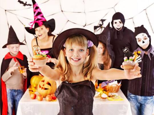 Hubungan Kostum Seram, Labu, dan Permen Pada Tiap Malam Halloween