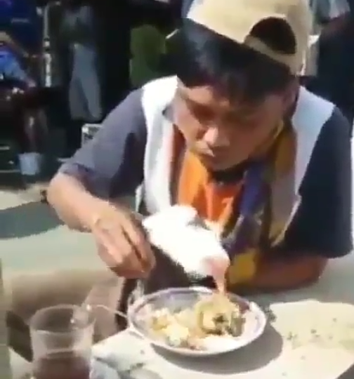 Viral Video Seorang Pria, Makan Satu Piring Berdua Bareng Ayam! Kok Dicampur Kopi?