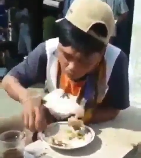 Viral Video Seorang Pria, Makan Satu Piring Berdua Bareng Ayam! Kok Dicampur Kopi?