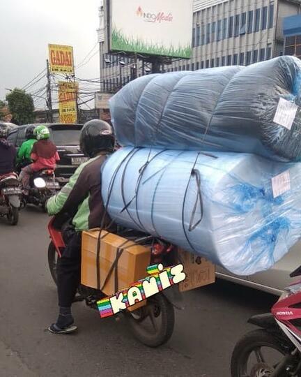 5 Barang Ukuran Besar Yang Pernah Dikirim Ojek Online, Anda Kira Mereka Pake Pick Up?