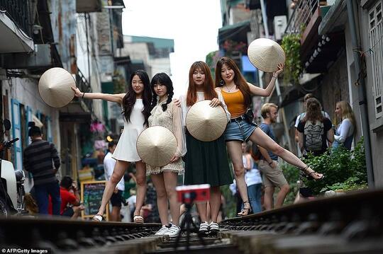 'Train Street', Jalur Kereta Instagramable di Hanoi Ini Akan Ditutup Untuk Turis Gan