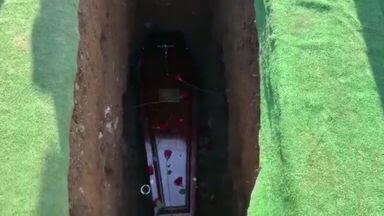Acara Pemakaman Geger, Suara dari Dalam Kubur: Keluarkan Aku, Di Sini Sangat Gelap!