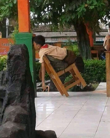 KOCAK! Kelewat Ngantuk, Potret Orang-Orang Ini Bikin Ngakak Gan