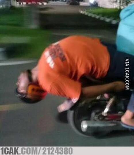 KOCAK! Kelewat Ngantuk, Potret Orang-Orang Ini Bikin Ngakak Gan