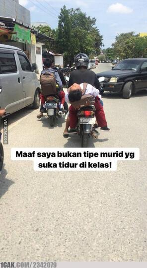 KOCAK! Kelewat Ngantuk, Potret Orang-Orang Ini Bikin Ngakak Gan
