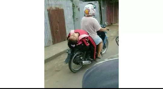 KOCAK! Kelewat Ngantuk, Potret Orang-Orang Ini Bikin Ngakak Gan