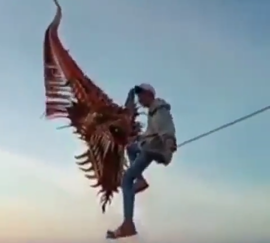 Heboh, Video Seorang Pemuda Terbang dengan Seekor Naga! Benarkah Naga Sungguhan?