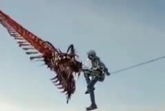 Heboh, Video Seorang Pemuda Terbang dengan Seekor Naga! Benarkah Naga Sungguhan?