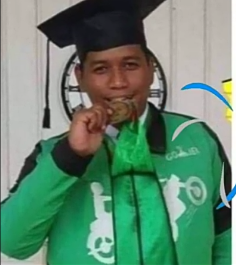 Kuliah Pakai Jaket Ojol, Siapa Sangka Pria Ini Bergelar S2 Hukum! Benarkah Lanjut S3?