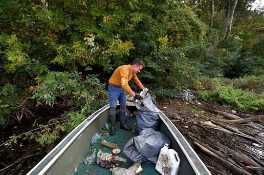 Gila! Pria Ini Resign Dari Pekerjaannya Hanya Demi Membersihkan Sungai, Kenapa Ya??