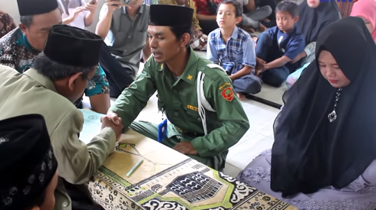 Viral! Kisah Pernikahan Unik dengan Dresscode Hansip Berbudget Rp 250 Ribu