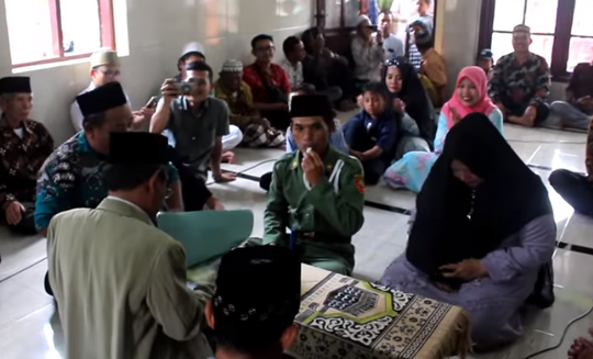 Viral! Kisah Pernikahan Unik dengan Dresscode Hansip Berbudget Rp 250 Ribu
