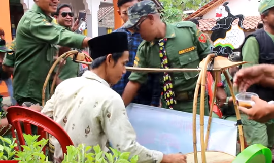 Viral! Kisah Pernikahan Unik dengan Dresscode Hansip Berbudget Rp 250 Ribu