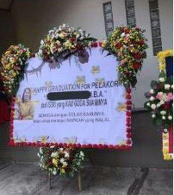 Istri Sah Labrak Pelakor yang Sedang Wisuda S2 dengan Karangan Bunga! Parah Gak Gan?