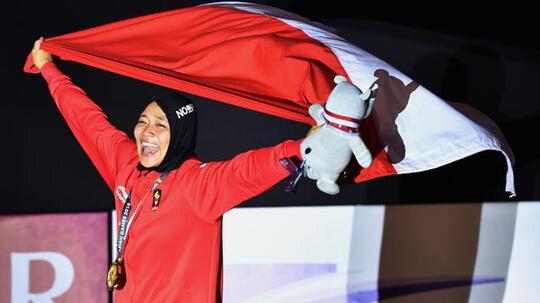 Atlet Putri Indonesia Aries Susanti Pecahkan Rekor Dunia Panjat Tebing