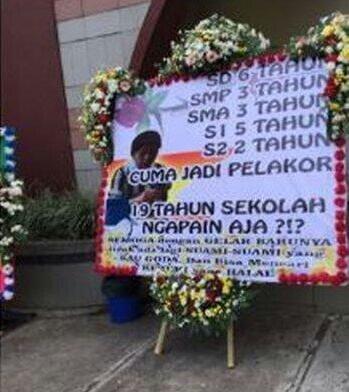 Istri Sah Labrak Pelakor yang Sedang Wisuda S2 dengan Karangan Bunga! Parah Gak Gan?