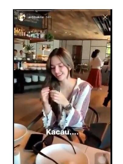 Viral Artis Cantik, Tajir Melintir Ini Tidak Bisa Buka Salak, No Body Perfect Gan!