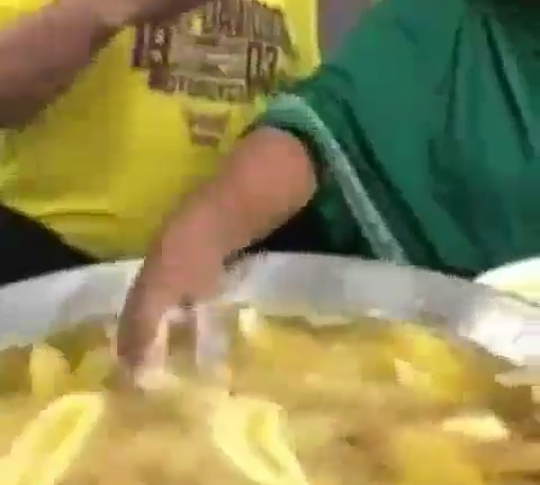 Viral Video Menggoreng Pisang dengan Tangan Kosong, Tanpa Spatula! Sulap atau Sihir?