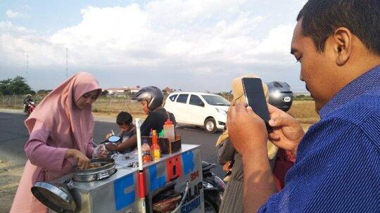Viral! Penjual Cilok Cantik, Awalnya Cuma Bantu Sang Kakak, Kini Omset Naik
