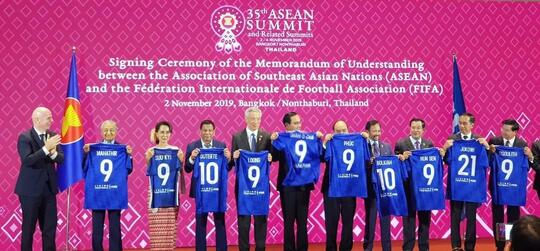 Presiden Indonesia, Jokowi Mendapat Jersey dari FIFA