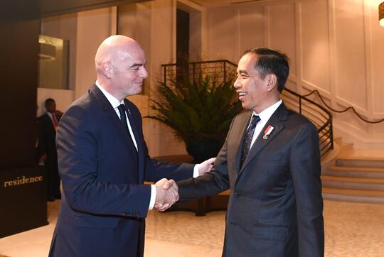 Presiden Indonesia, Jokowi Mendapat Jersey dari FIFA