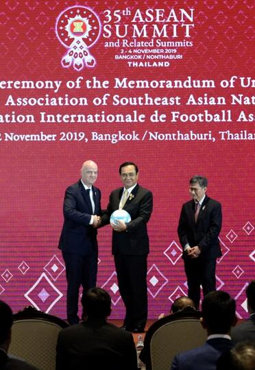 Presiden Indonesia, Jokowi Mendapat Jersey dari FIFA