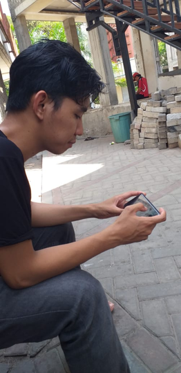 Jangan maen HP mulu napa !!