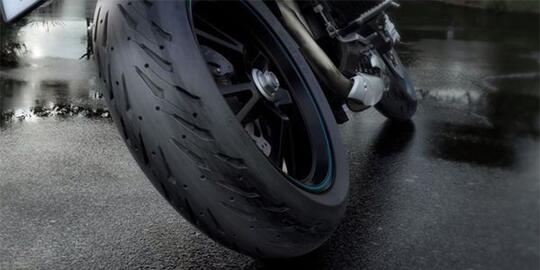 Wajib Tahu! 5 Hal yang Perlu Disiapkan Pengendara Motor di Musim Hujan