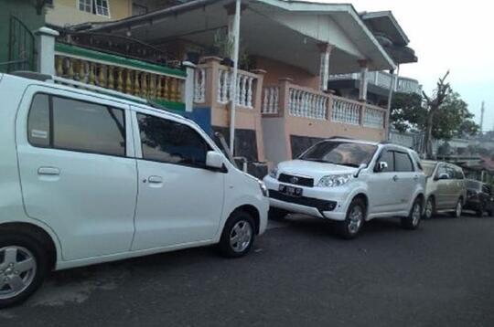 Udah Pada Tau Belum? Parkir Kendaraan di Depan Rumah Bisa Kena Sanksi Loh!