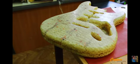 Menakjubkan, Pria Ini Membuat Mie Instan Menjadi Sebuah Gitar Elektrik!