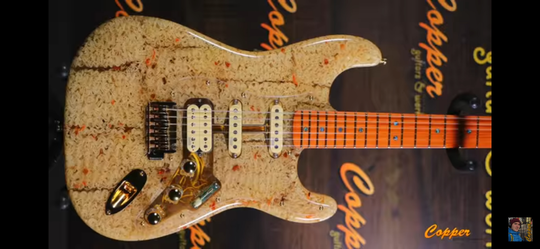 Menakjubkan, Pria Ini Membuat Mie Instan Menjadi Sebuah Gitar Elektrik!
