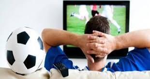 Kenapa Banyak Orang Rela Begadang Demi Nonton Bola?