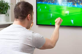 Kenapa Banyak Orang Rela Begadang Demi Nonton Bola?