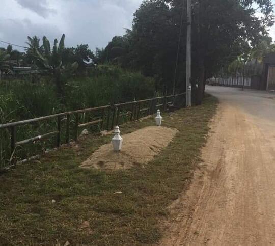 Makam Buatan ala Netizen Ini Terbukti Ampuh Untuk Mencegah Buang Sampah Sembarangan