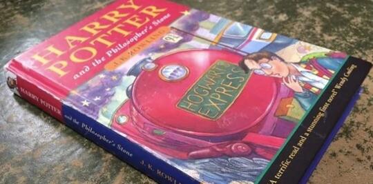 Pecinta Harry Potter? Punya Buku Harry Potter Seharga 2,7 Miliar Ini Ga Lo?!