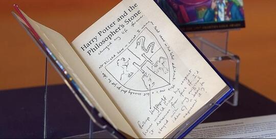 Pecinta Harry Potter? Punya Buku Harry Potter Seharga 2,7 Miliar Ini Ga Lo?!