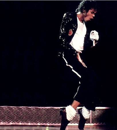 Bukan Fans Michael Jackson Sejati Kalau Lo Ga Punya Kaus Kakinya yang Seharga 14 M!