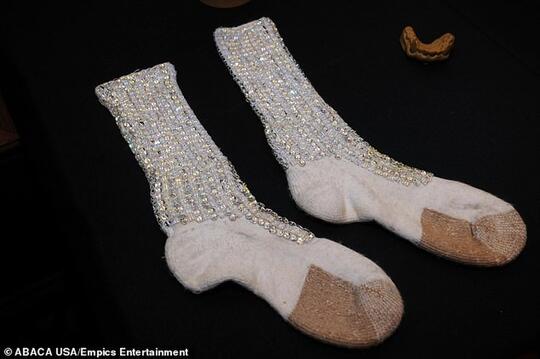 Bukan Fans Michael Jackson Sejati Kalau Lo Ga Punya Kaus Kakinya yang Seharga 14 M!